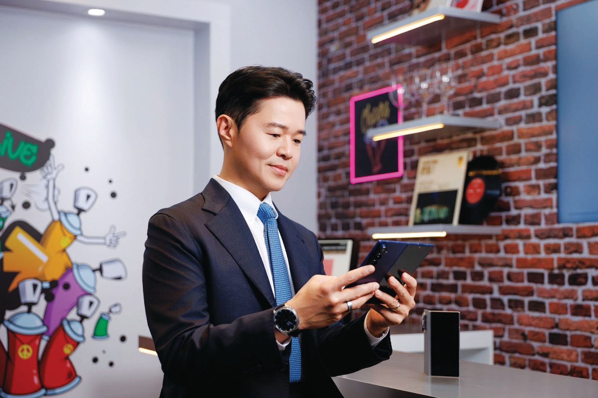 Ông Simon Sim - Phó Chủ tịch kiêm Giám đốc ngành hàng Trải nghiệm Di động Samsung Electronics Việt Nam