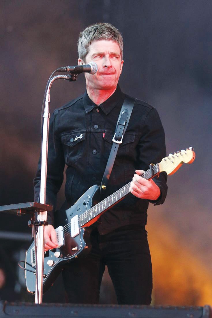 Thành viên ban nhạc Oasis Noel Gallagher với chiếc áo khoác denim trên sân khấu, được ví như tuyên ngôn biểu trưng _icon meet icon_