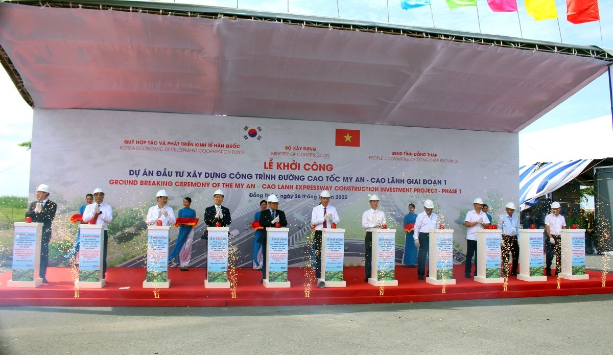 Đại diện lãnh đạo bộ, tỉnh thực hiện nghi thức khởi công cao tốc Mỹ An - Cao Lãnh. Ảnh: Lâm Điền