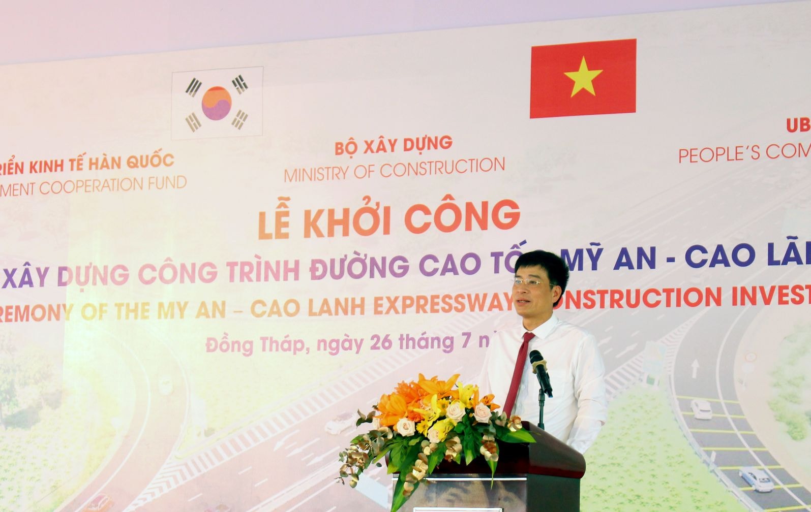 Thứ trưởng Bộ Xây dựng Phạm Minh Hà phát biểu tại lễ khởi công. Ảnh: Lâm Điền