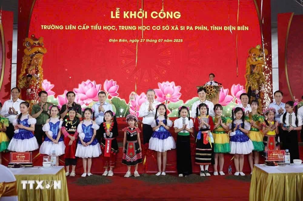 Tổng Bí thư Tô Lâm và các đại biểu chụp ảnh cùng các em học sinh vùng biên giới. Ảnh: TTXVN