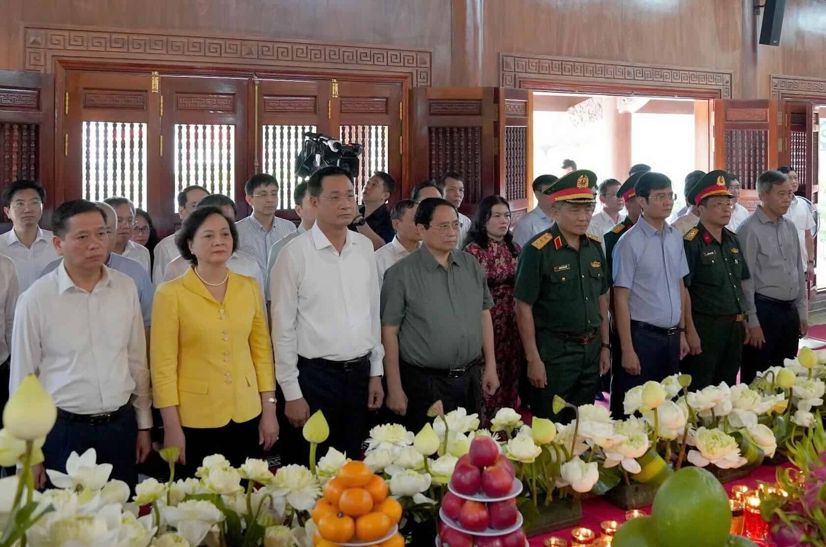 Thủ tướng Phạm Minh Chính dâng hương tưởng niệm Bác Hồ và các Anh hùng liệt sĩ