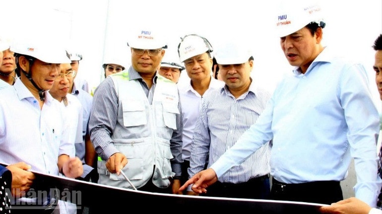 Thứ trưởng Bùi Xuân Dũng kiểm tra thực địa ngày 29/7. Ảnh: Nhân dân