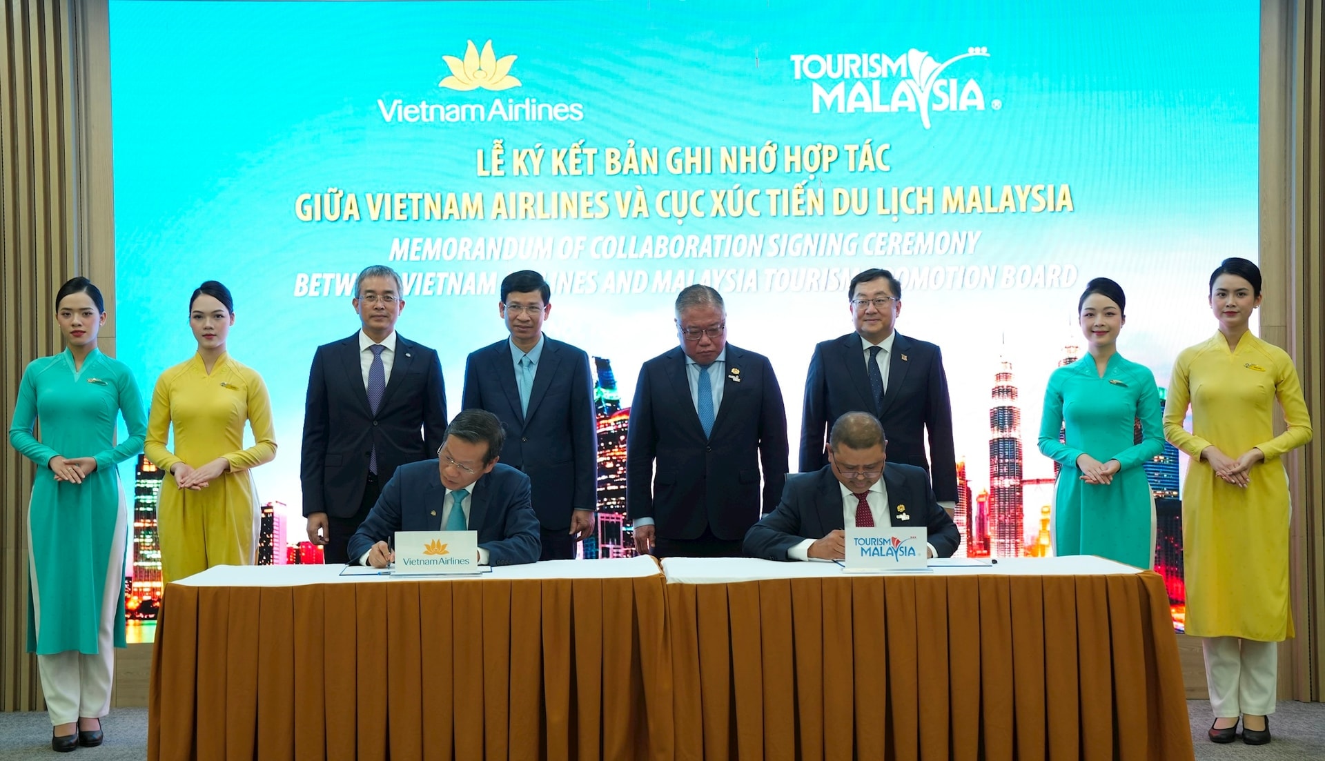 Vietnam Airlines ký kết hợp tác với Cục Xúc tiến du lịch Malaysia. Ảnh: