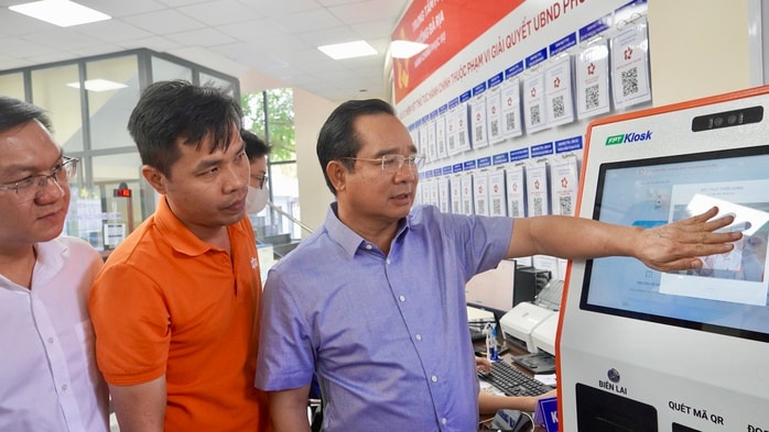 Hình ảnh Chủ tịch UBND TP HCM khảo sát tại Trung tâm Phục vụ hành chính công phường Bà Rịa- Ảnh 2.