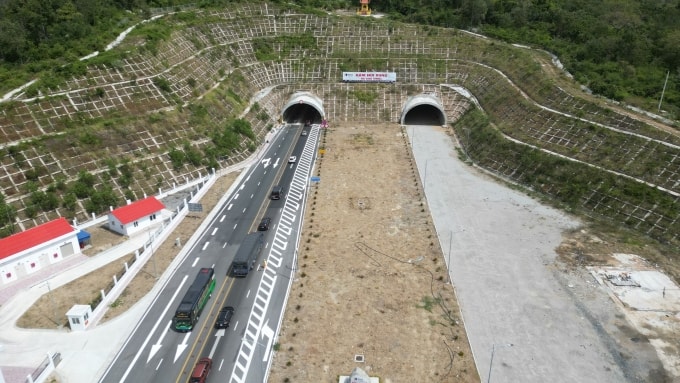 Ùn tắc trên cao tốc Vĩnh Hảo - Phan Thiết kéo dài gần 10 km trước hầm Núi Vung, ngày 25/1/2025. Ảnh: Việt Quốc