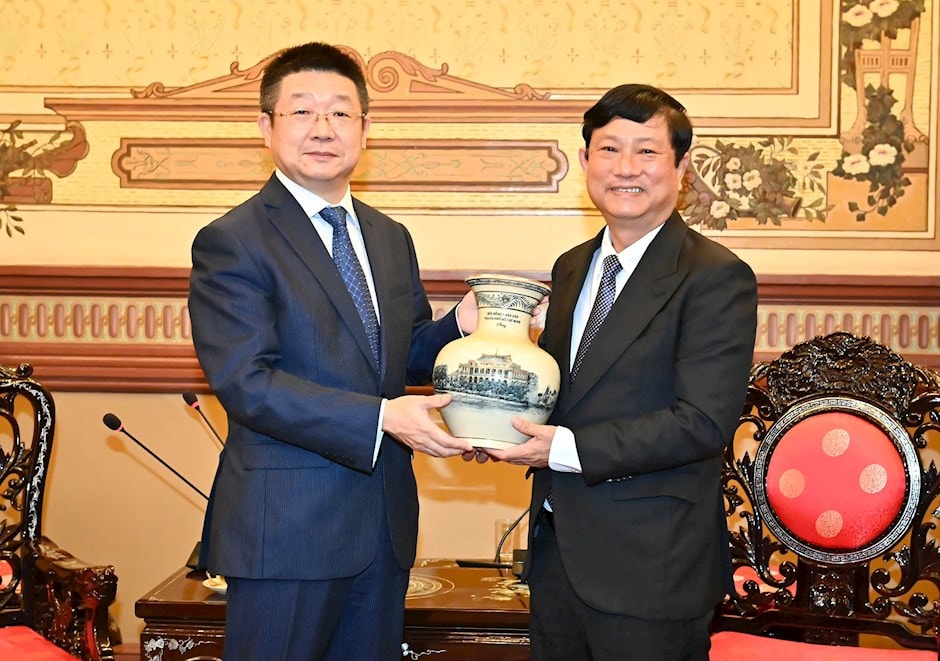 Chủ tịch HĐND TPHCM Võ Văn Minh tặng quà lưu niệm tân Tổng Lãnh sự Trung Quốc tại TPHCM Đường Lập. (Ảnh: SGGP)