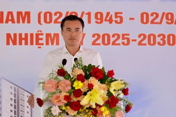 Phó Chủ tịch UBND TPHCM Bùi Xuân Cường phát biểu tại lễ khởi công. (Ảnh: SGGP)