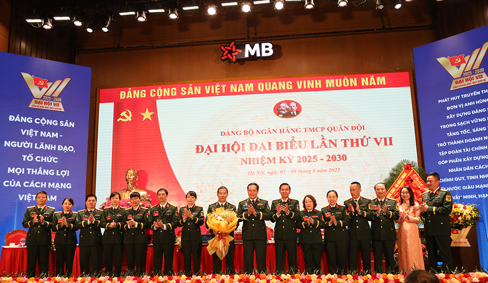 Thượng tướng Vũ Hải Sản tặng hoa chúc mừng Ban Chấp hành Đảng bộ Ngân hàng TMCP Quân đội.