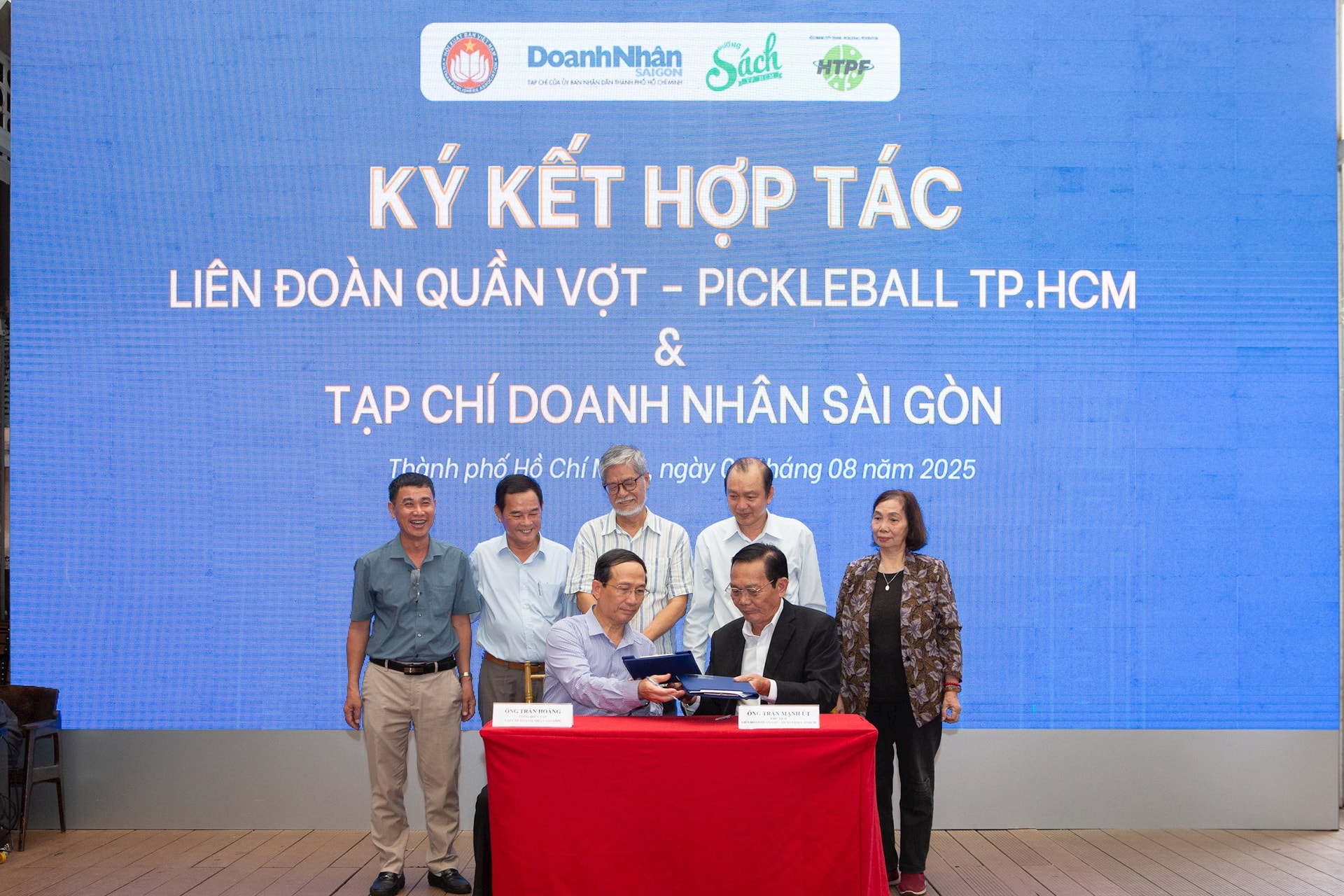 Ông Trần Hoàng, Tổng Biên tập Tạp chí Doanh Nhân Sài Gòn và ông Trần Mạnh Út, Chủ tịch Liên đoàn Quần vợt - Pickleball TP.HCM tại lễ ký kêt