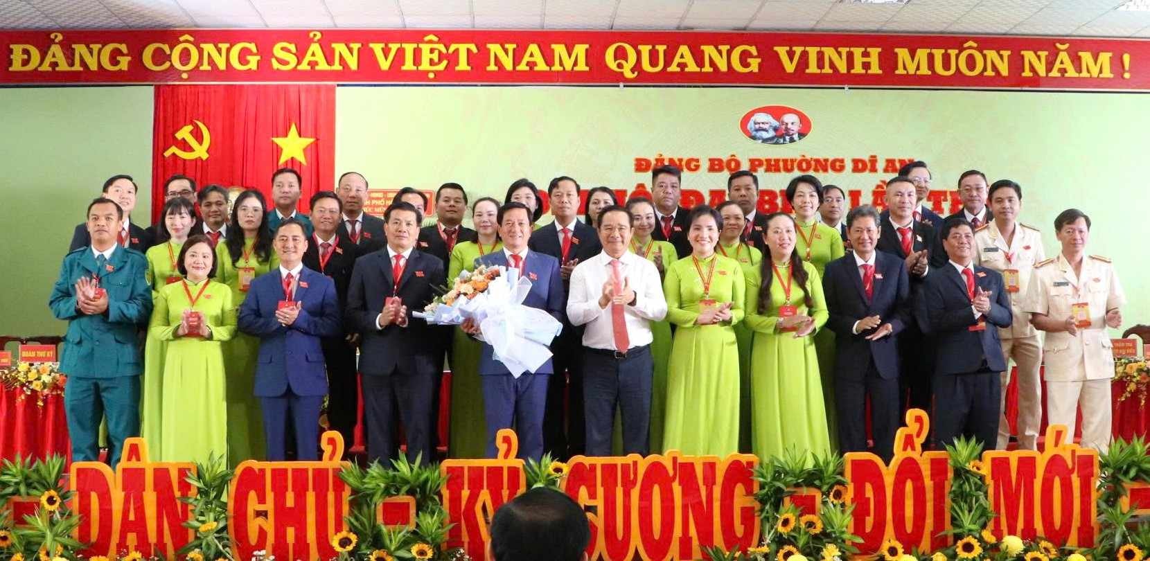 Ra mắt Ban Chấp hành Đảng bộ phường Dĩ An nhiệm kỳ 2025 - 2030. Ảnh: Đình Trọng