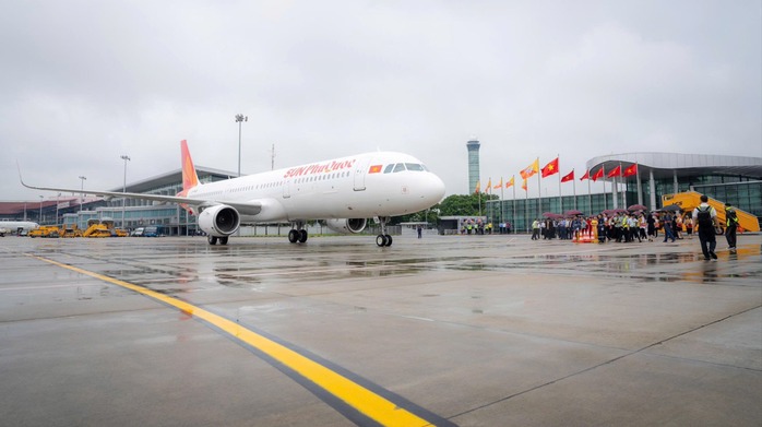 2 máy bay mới của Sun PhuQuoc Airways nối đuôi nhau hạ cánh xuống Nội Bài- Ảnh 1.