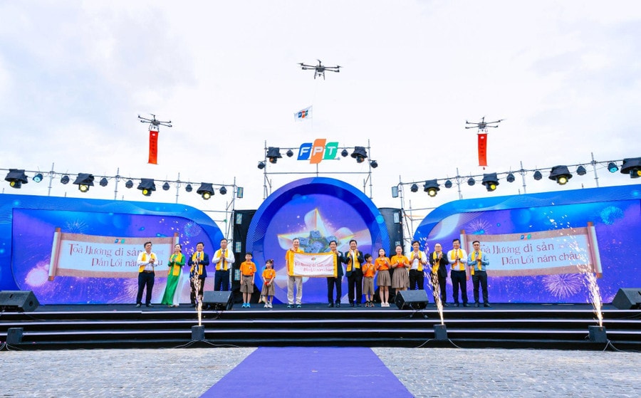 Đại diện Tập đoàn FPT và lãnh đạo Thành phố Huế thực hiện nghi thức Khánh thành Tổ hợp Giáo dục FPT Huế.