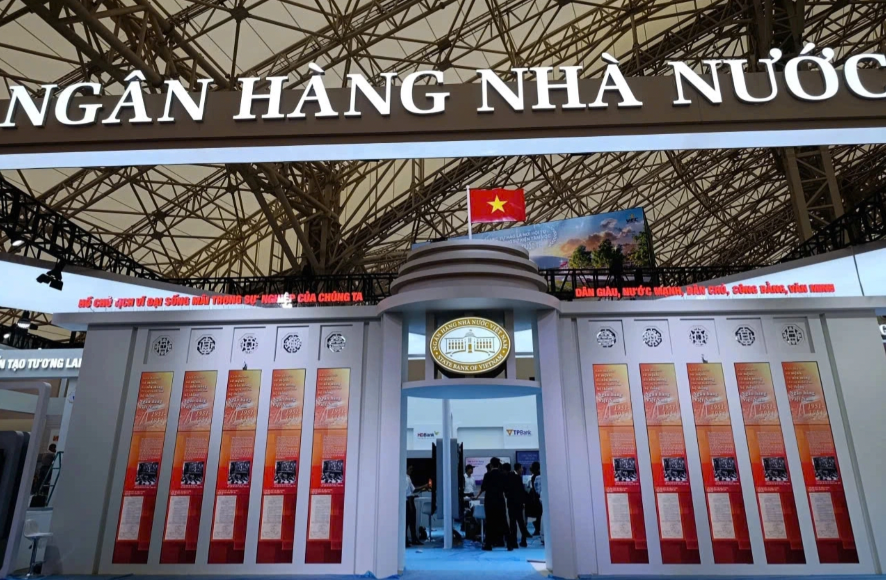 Trien lam nganh ngan hang