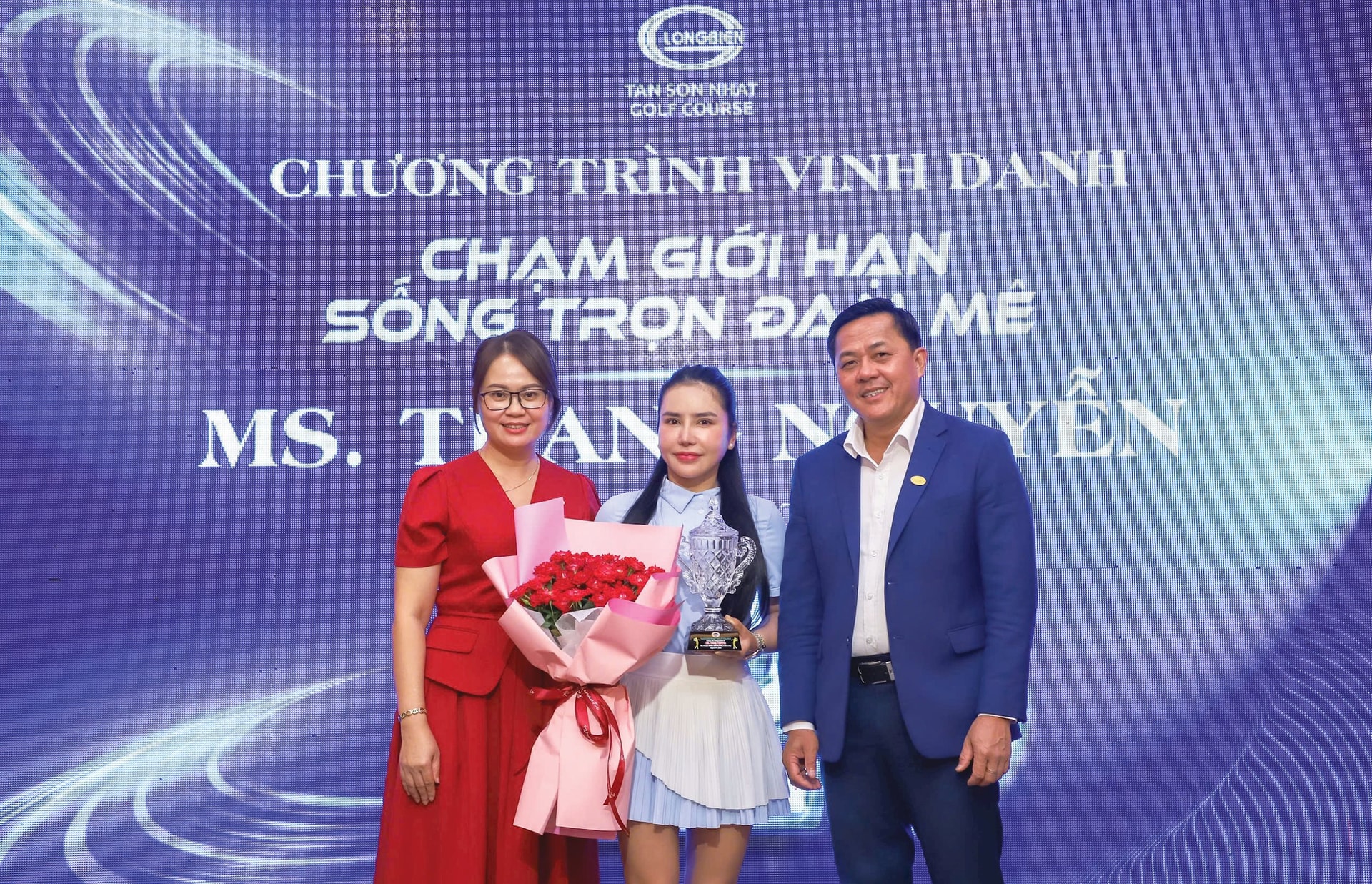 Golfer Nguyễn Thị Thu Trang (giữa) nhận hoa từ Ban tổ chức vì thành tích hoàn thành 162 hố trong một ngày