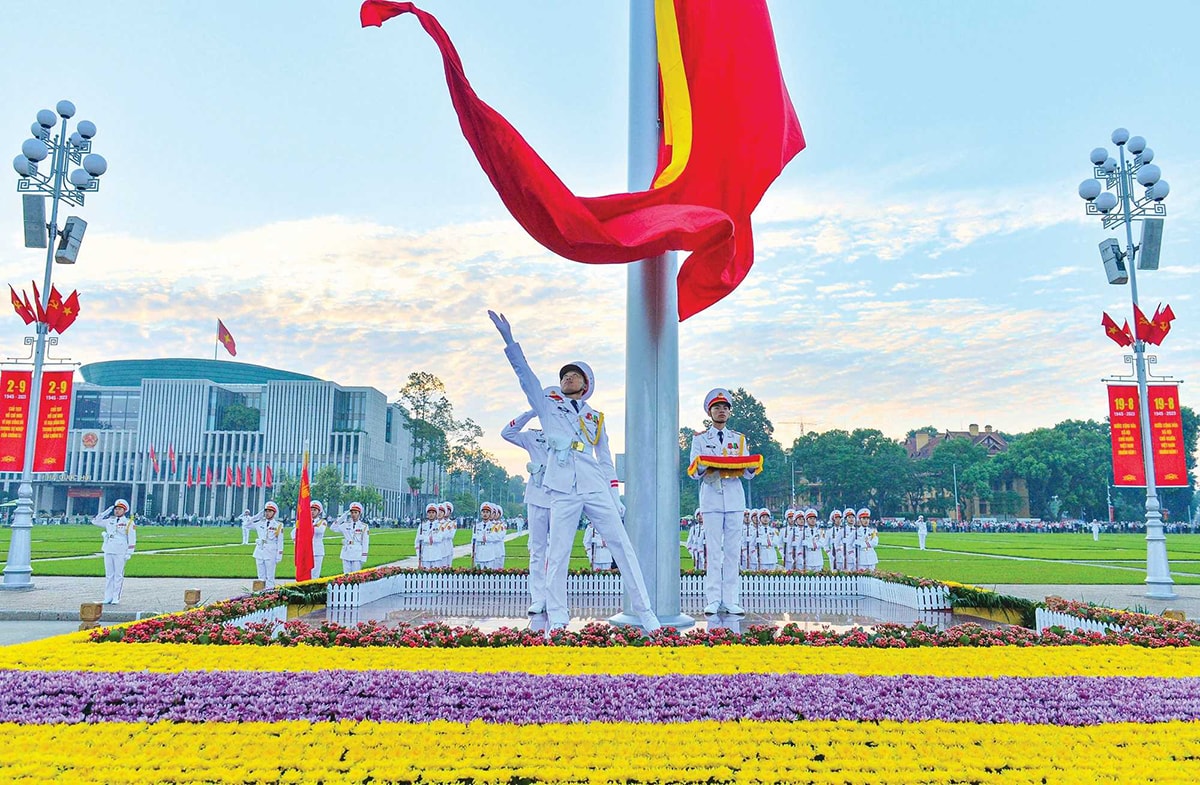 Kéo cờ trên Quảng trường Ba Đình giữa những ngày hoà bình, phát triển của đất nước copy