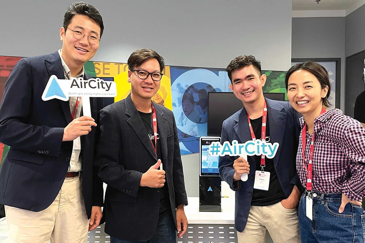Sáng lập AirCity Lê Quang Nhật (thứ hai từ trái qua) cùng các nhà đầu tư quốc tế