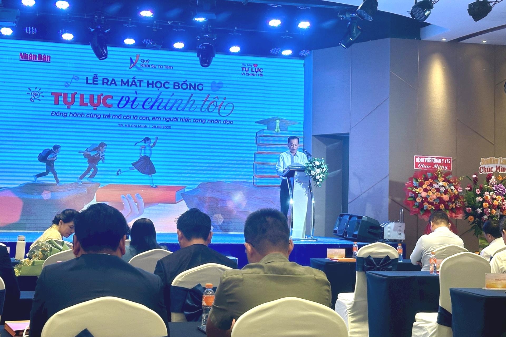 Ông Lê Tấn Vũ - Phó Vụ trưởng, Phó Trưởng cơ quan đại diện Báo Nhân Dân tại khu vực miền Nam phát biểu tại buổi lễ