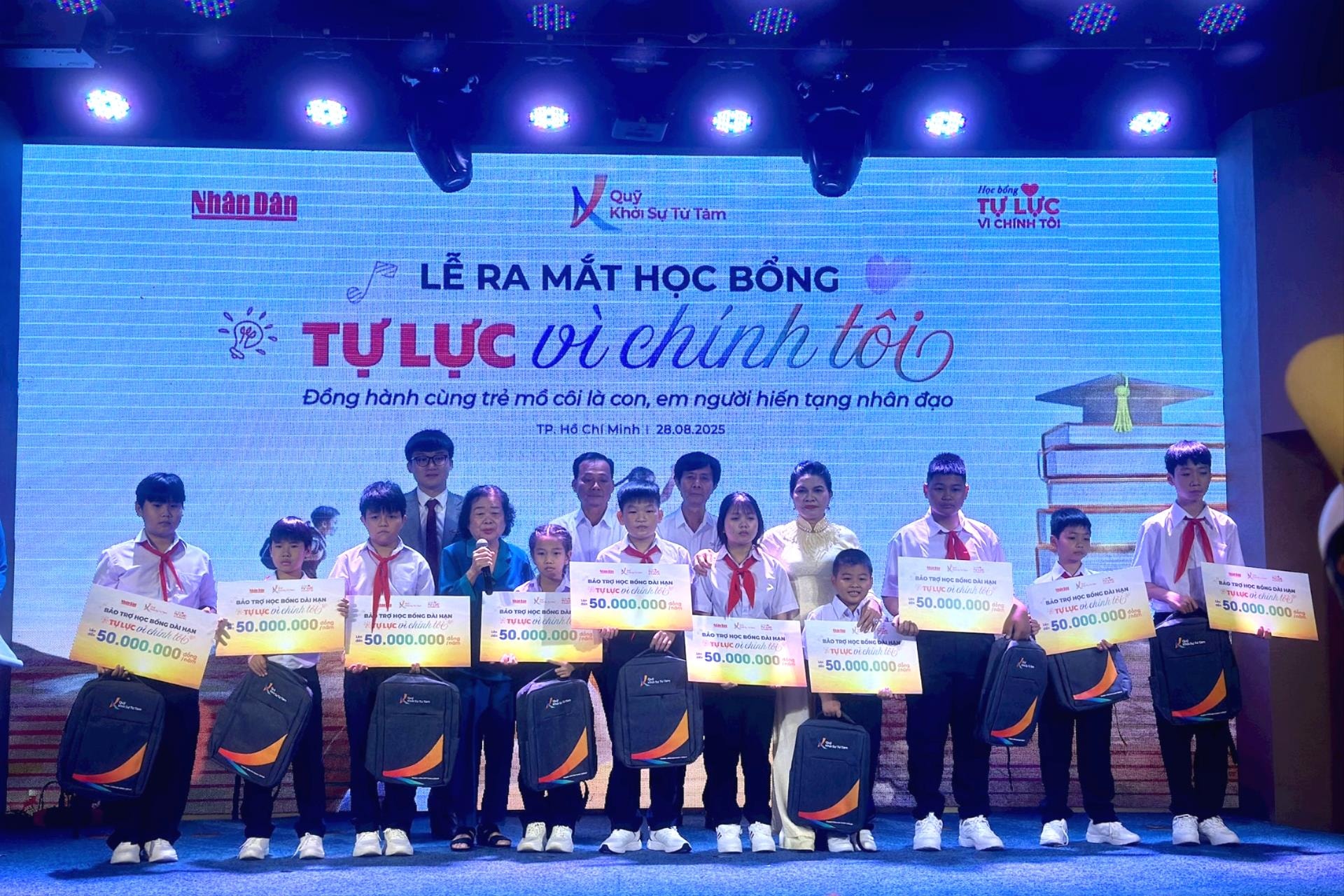 10 em học sinh thuộc 6 gia đình có người thân hiến tạng nhân đạo được trao Học bổng