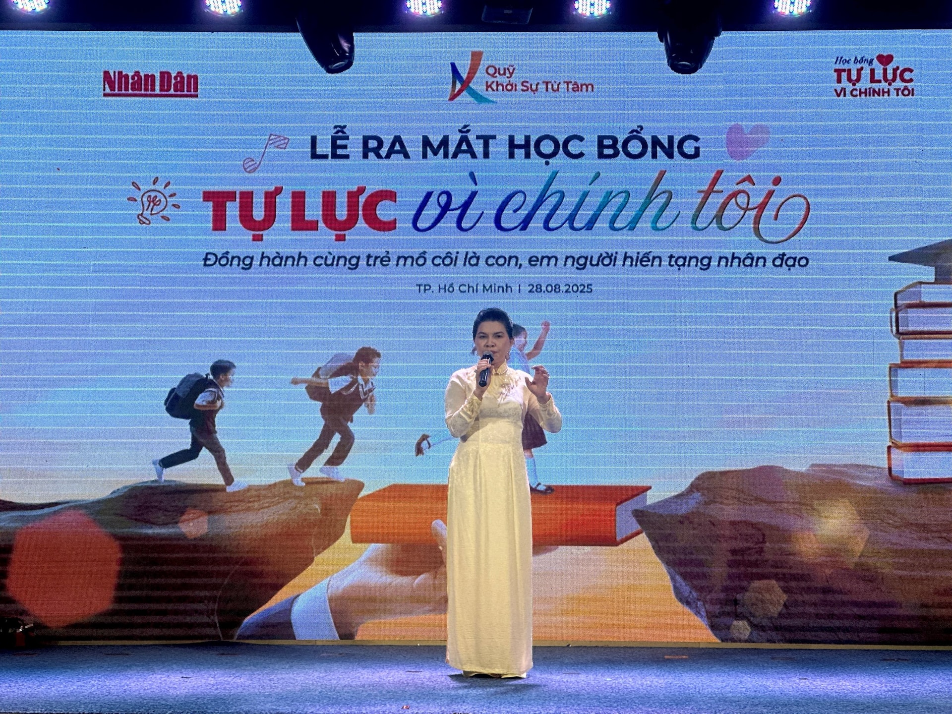 Bà Đặng Thị Kim Oanh - Chủ tịch Hội đồng quản lý Quỹ Khởi sự từ tâm, Chủ tịch HĐQT Kim Oanh Group chia sẻ tại lễ ra mắt Học bổng