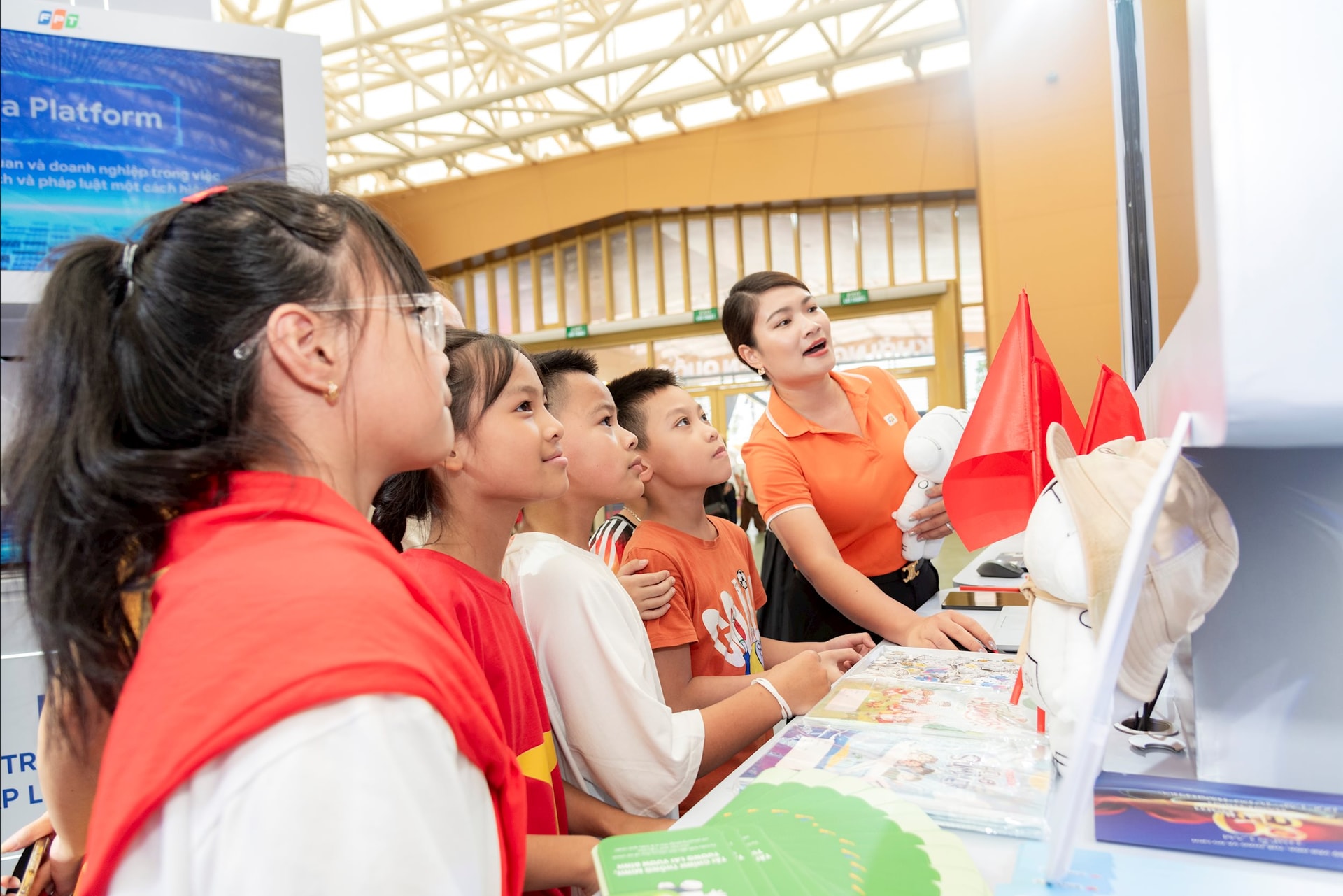 Các bạn nhỏ hào hứng tại gian hàng sản phẩm VioEdu và Meduverse