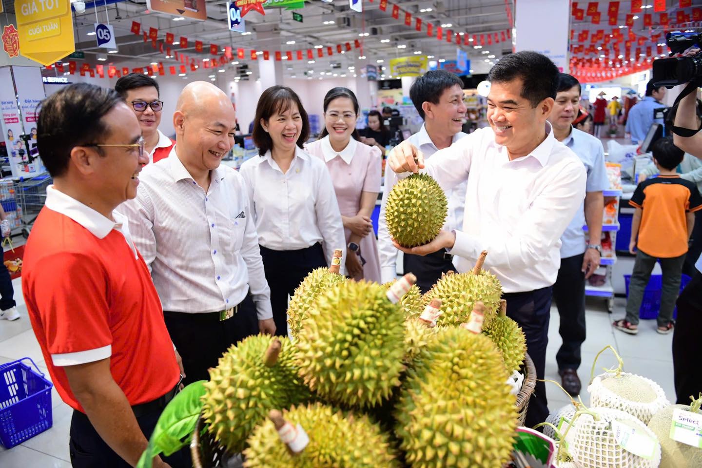 Phó Giám đốc Sở Công thương TP.HCM tham quan gian hàng nông sản Việt tại Co.opmart