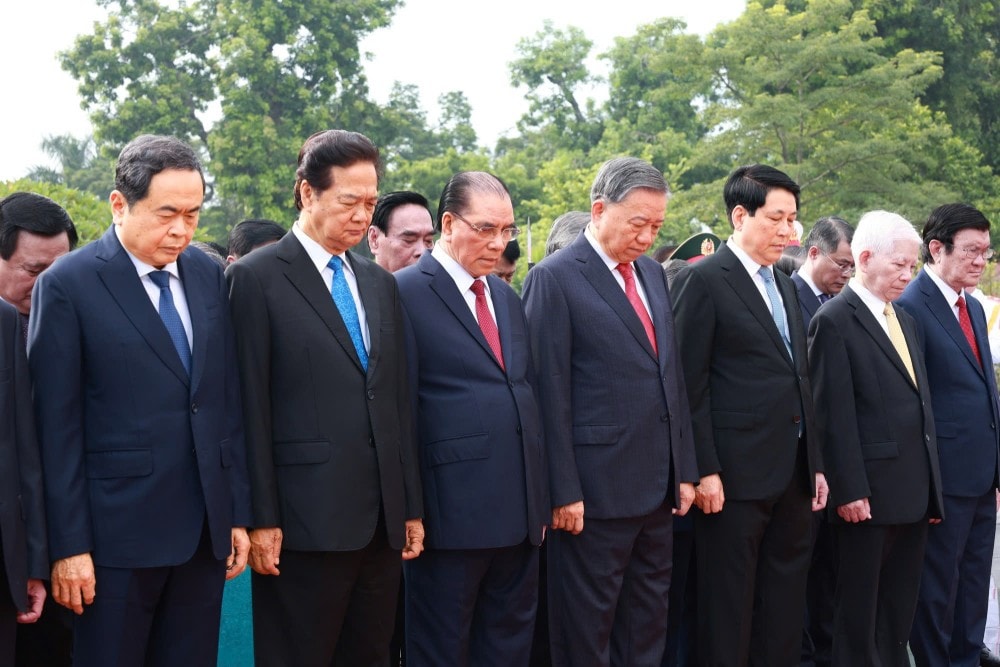 Đoàn đại biểu lãnh đạo, nguyên lãnh đạo Đảng, Nhà nước tưởng niệm các anh hùng liệt sĩ. Ảnh: Hải Nguyễn