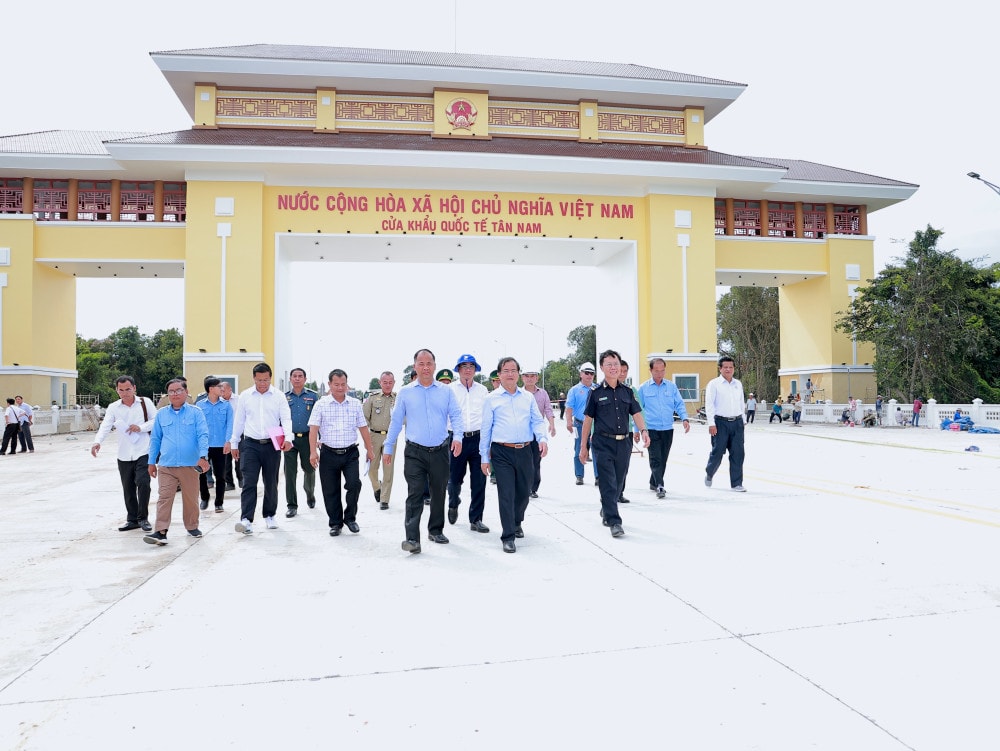 Đoàn khảo sát của UBND tỉnh Tây Ninh và Ban hành chính tỉnh Prey Veng khảo sát thực tế tại cặp Cửa khẩu Quốc tế Tân Nam - Meun Chey (ảnh: Internet)