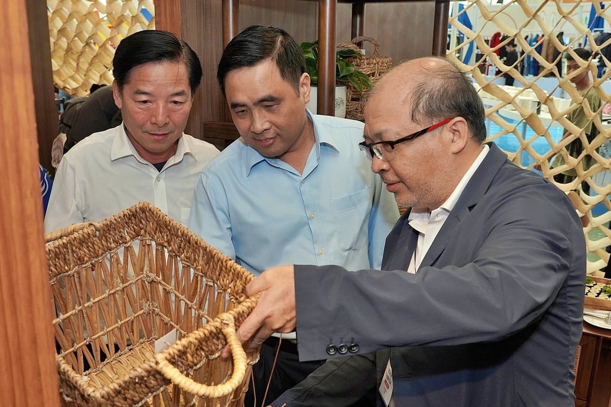 Thứ trưởng Nguyễn Quốc Trị (giữa) tham quan các sản phẩm thủ công mỹ nghệ tại khu trưng bày. Ảnh: Bảo Thắng.