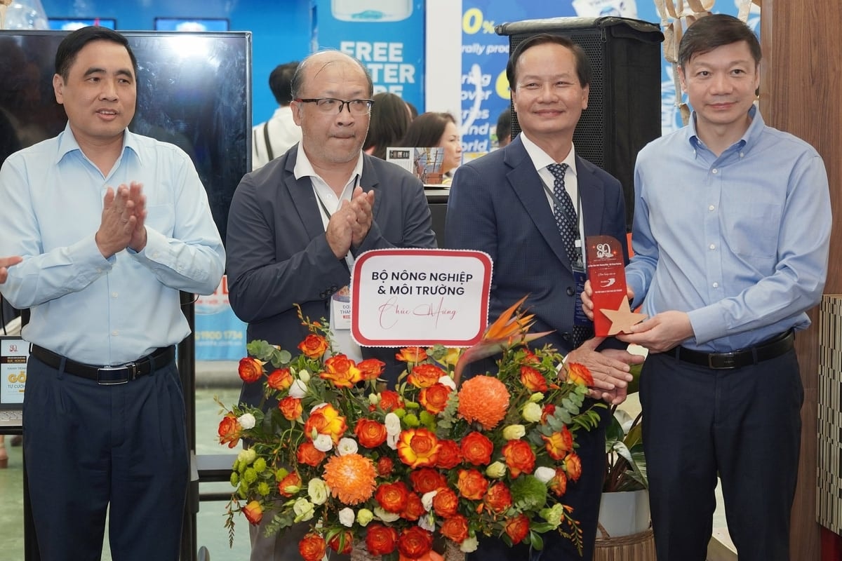 Thứ trưởng Nguyễn Quốc Trị, Cục trưởng Trần Quang Bảo tặng hoa chúc mừng. Ảnh: Bảo Thắng.