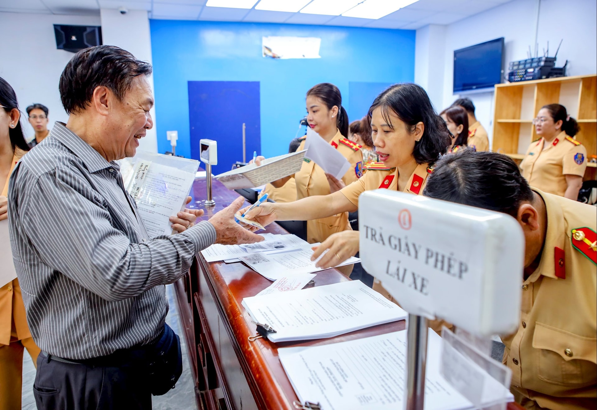 Giảm 30% phí, lệ phí đăng ký xe và rút ngắn thời gian cấp, đổi giấy phép lái xe
