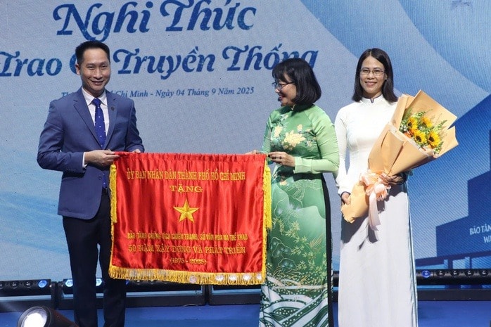 trao cờ - bà thúy