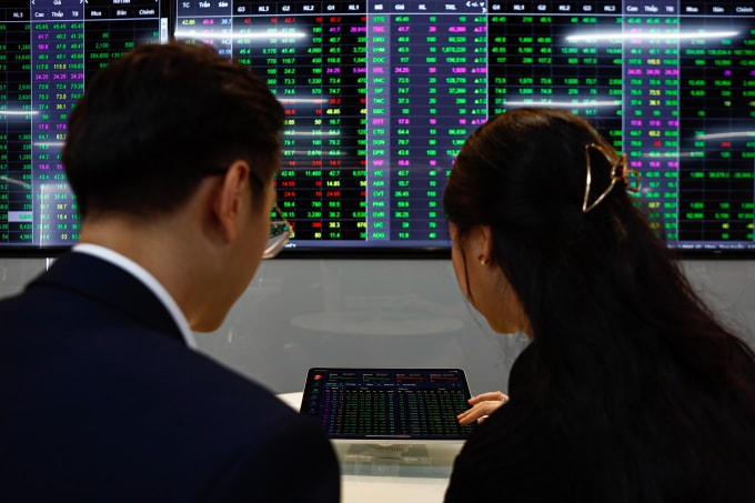 Giao dịch tại công ty cổ phần chứng khoán Rồng Việt, TP HCM, tháng 10/2024. Ảnh: An Khương