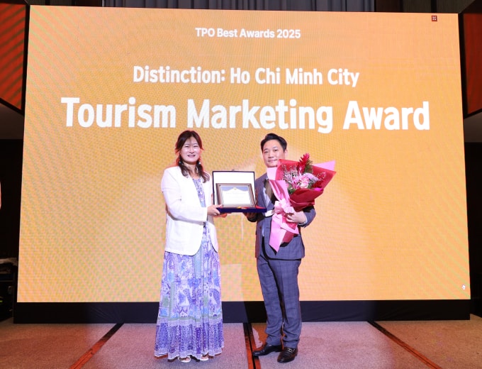 Bà Kang Da-eun, Tổng Thư ký TPO trao giải thưởng cho đại diện Sở Du lịch TP HCM. Ảnh: TPO