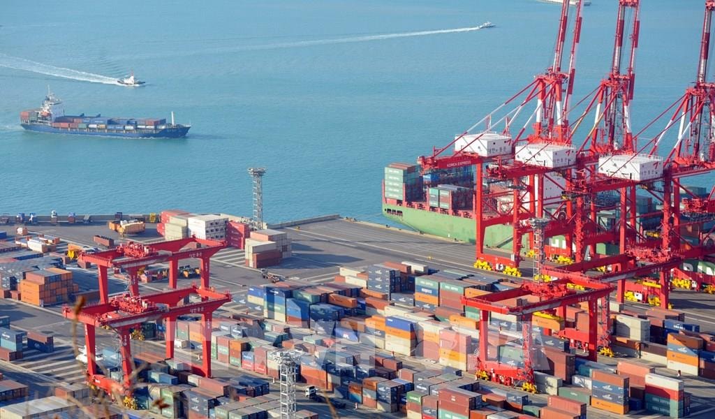Xuất khẩu Hàn Quốc sụt giảm nghiêm trọng, thâm hụt thương mại tháng thứ 12 liên tiếp