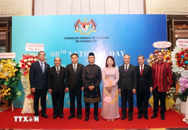 Ông Nguyễn Lộc Hà (thứ 3 từ trái sang), Phó Chủ tịch Ủy ban Nhân dân Thành phố Hồ Chí Minh, ông Firdauz Bin Othman (thứ 4 từ trái sang), Tổng lãnh sự Malaysia tại Thành phố Hồ Chí Malaysia cùng Tổng lãnh sự một số nước ASEAN cùng dự buổi lễ. (Ảnh: TTXVN)
