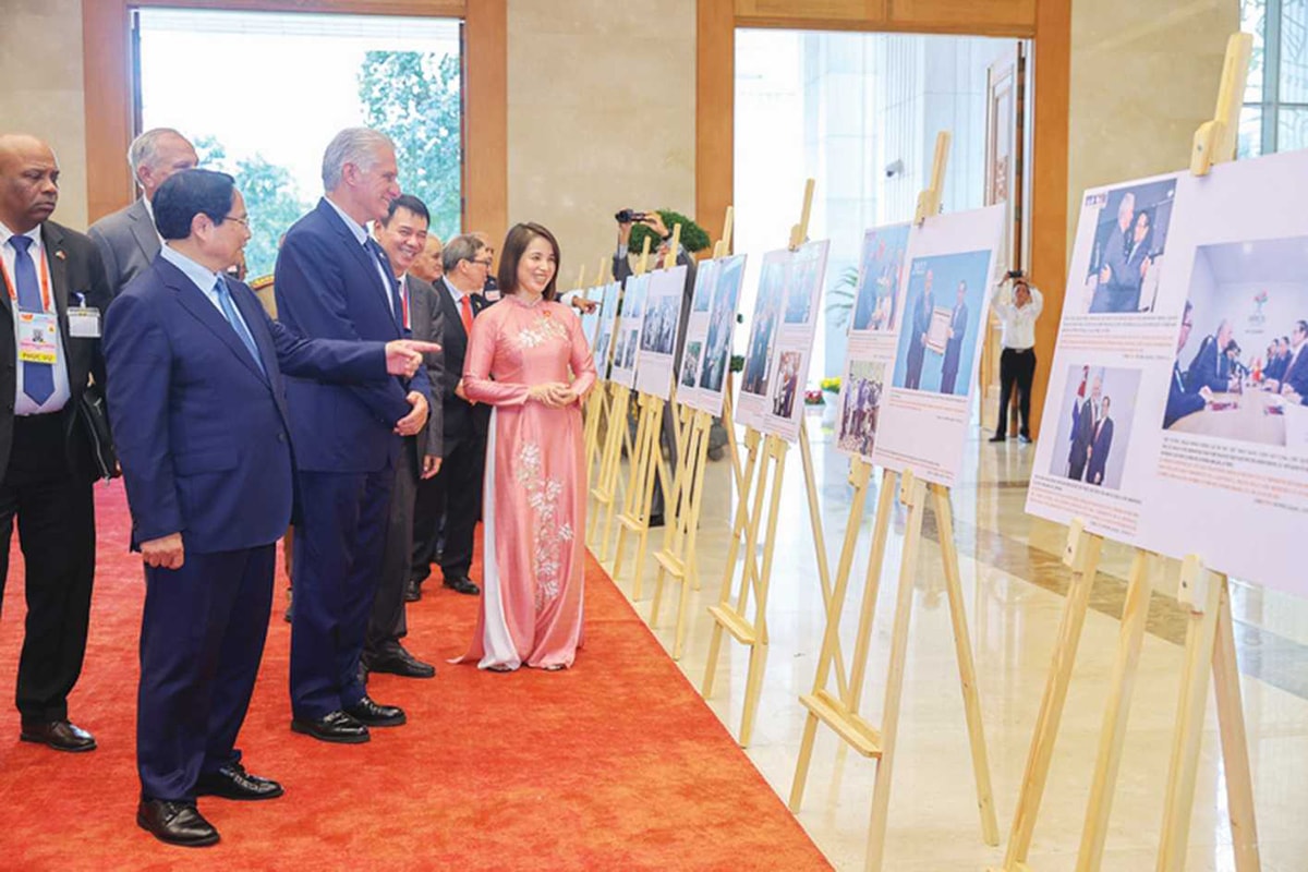 Thủ tướng Phạm Minh Chính và Bí thư Thứ nhất TW Đảng Cộng sản, Chủ tịch nước Cuba Miguel Diaz Canel tham quan trưng bày ảnh về mối quan hệ hai nước