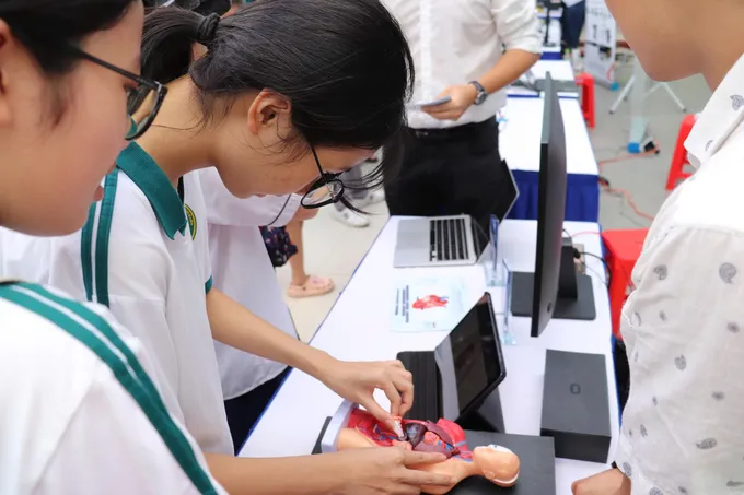 Học sinh trải nghiệm các sản phẩm công nghệ giáo dục. Ảnh: SGGPO