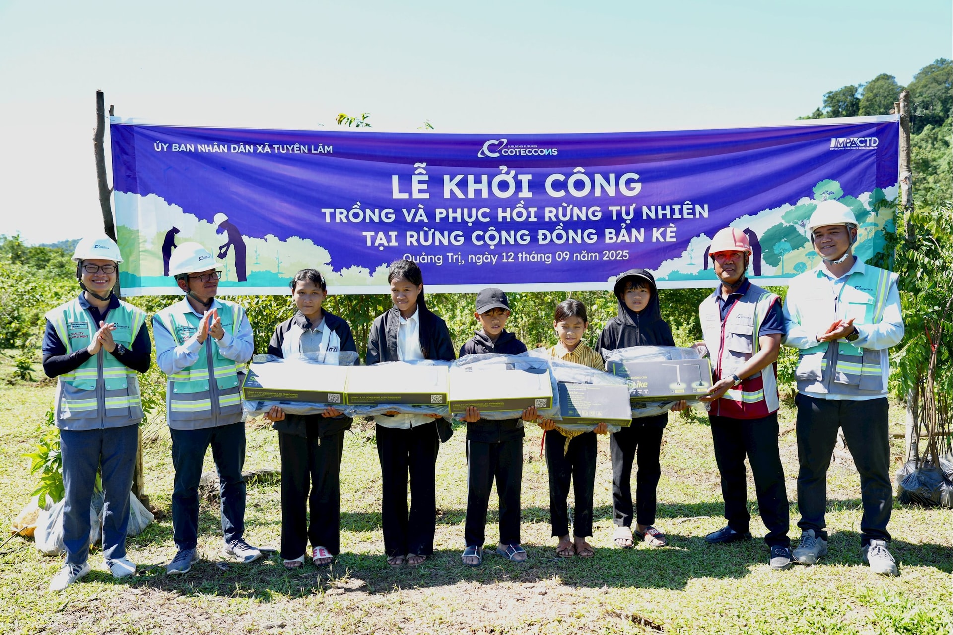 Hình 4 - Coteccons trao 05 suất học bổng (tổng trị giá 10 triệu đồng) cho học sinh tiêu biểu của Trường Phổ thông Dân tộc bán trú Tiểu học và Trung học cơ sở Lâm