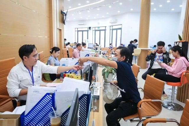 can-bo-cong-chuc-cap-huyen-ve-la.png