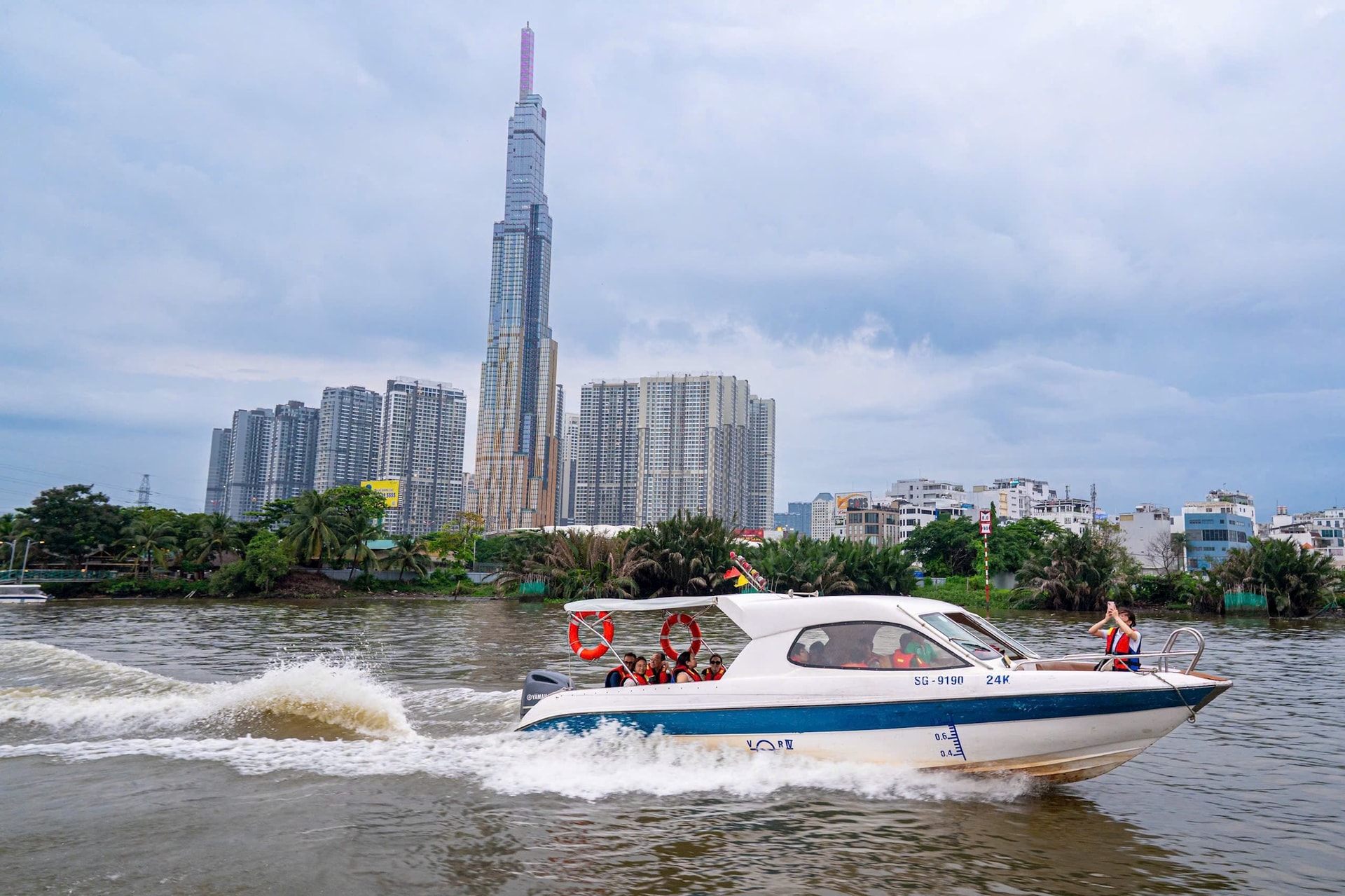 Đoàn khách Buyers quốc tế ITE HCMC 2025 du ngoạn trên sông Sài Gòn. Ảnh: Chí Hun