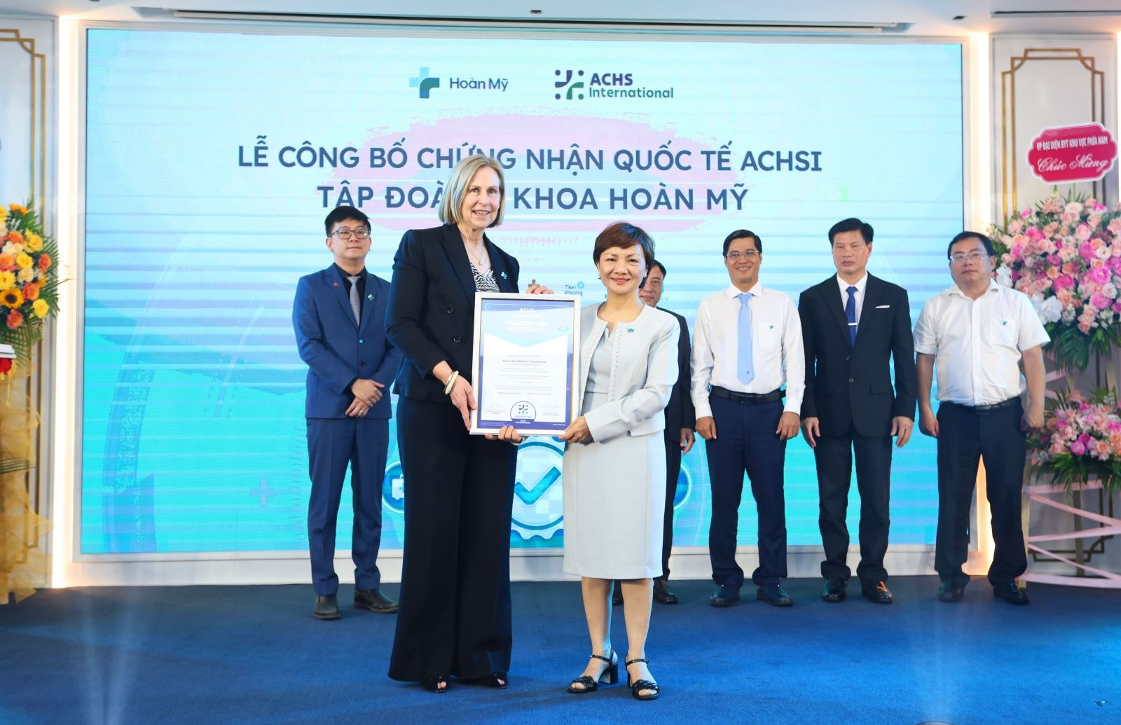 bà Huỳnh Bích Liên, Tổng Giám đốc Tập đoàn y khoa Hoàn Mỹ nhận