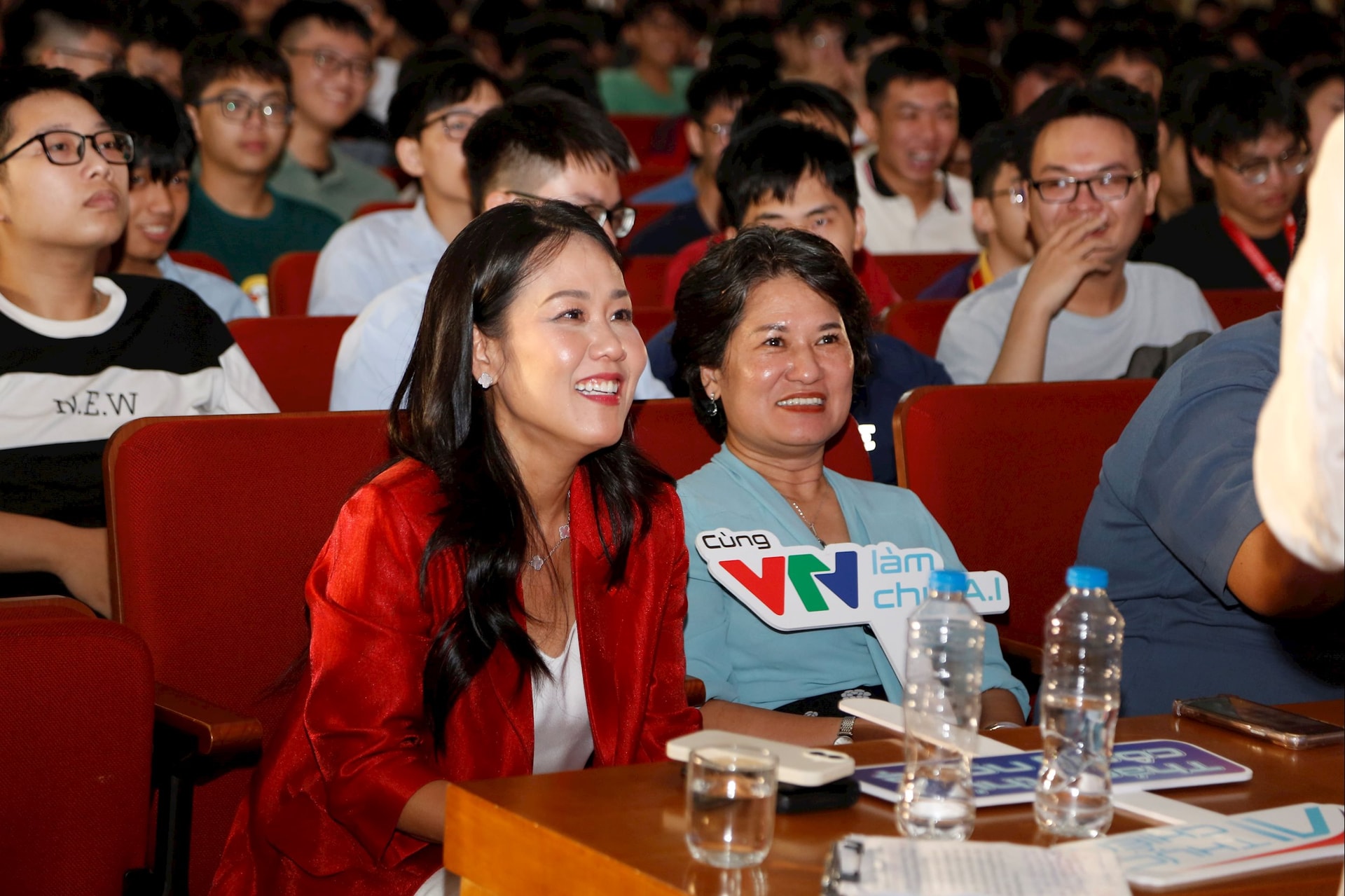 Ảnh 3 Bà Thái Minh Diễm Tú ấn tượng trước tài năng của sinh viên Đại học Bách Khoa