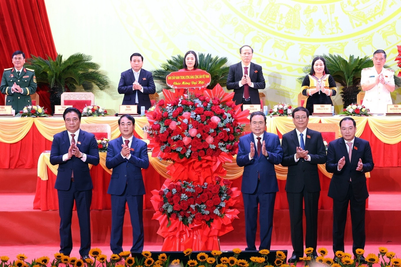 chu-tich-quoc-hoi-tang-hoavinh-t.jpg