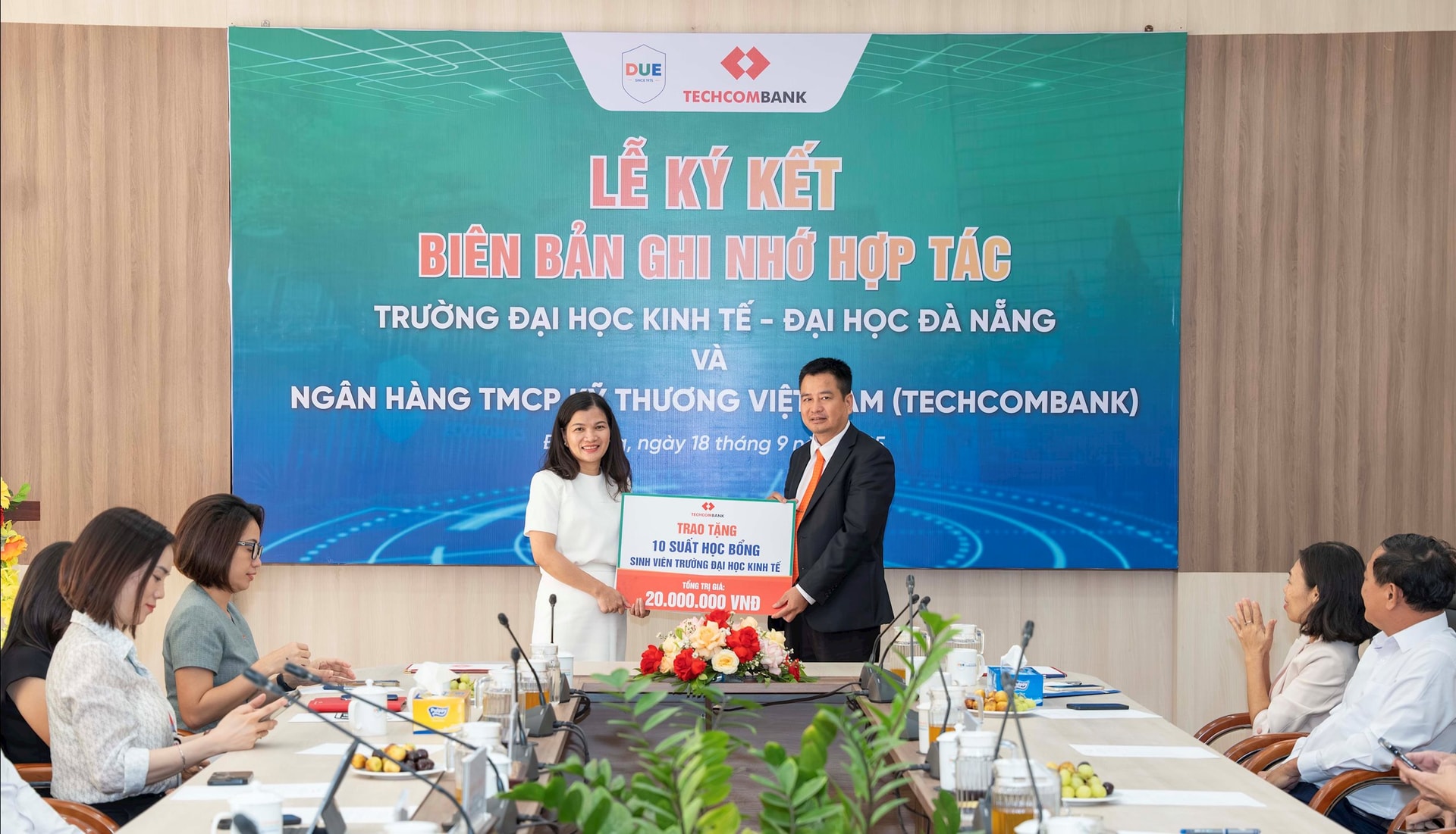 Đại diện Techcombank trao học bổng cho sinh viên Trường Đại học Kinh tế – Đại học Đà Nẵng (1)