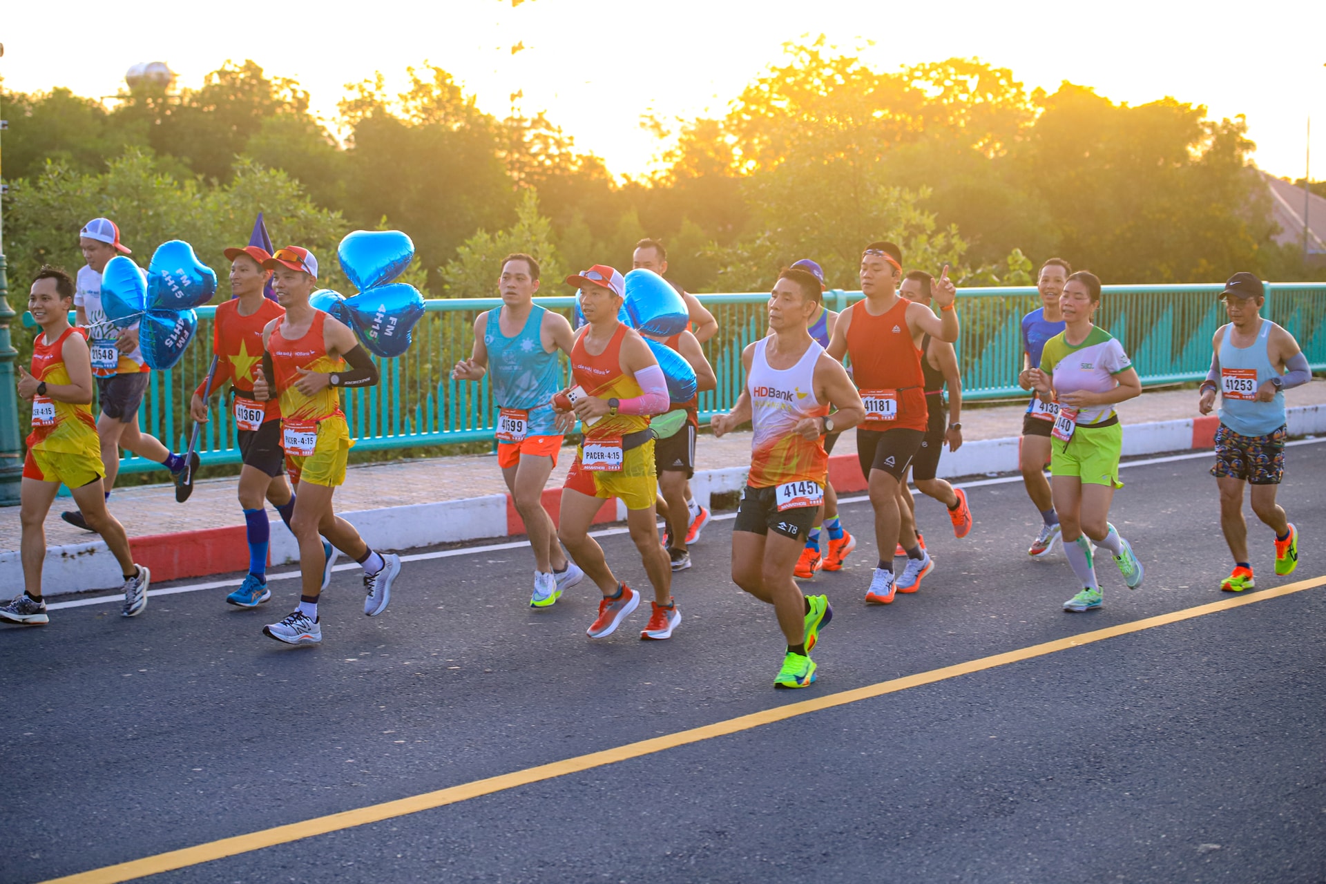 Hình 3_Cùng nhau sải bước đầy khoan khoái khi bình minh vừa lên giữa thiên nhiên rộng lớn là dấu ấn khó quên với hàng nghìn vận động viên