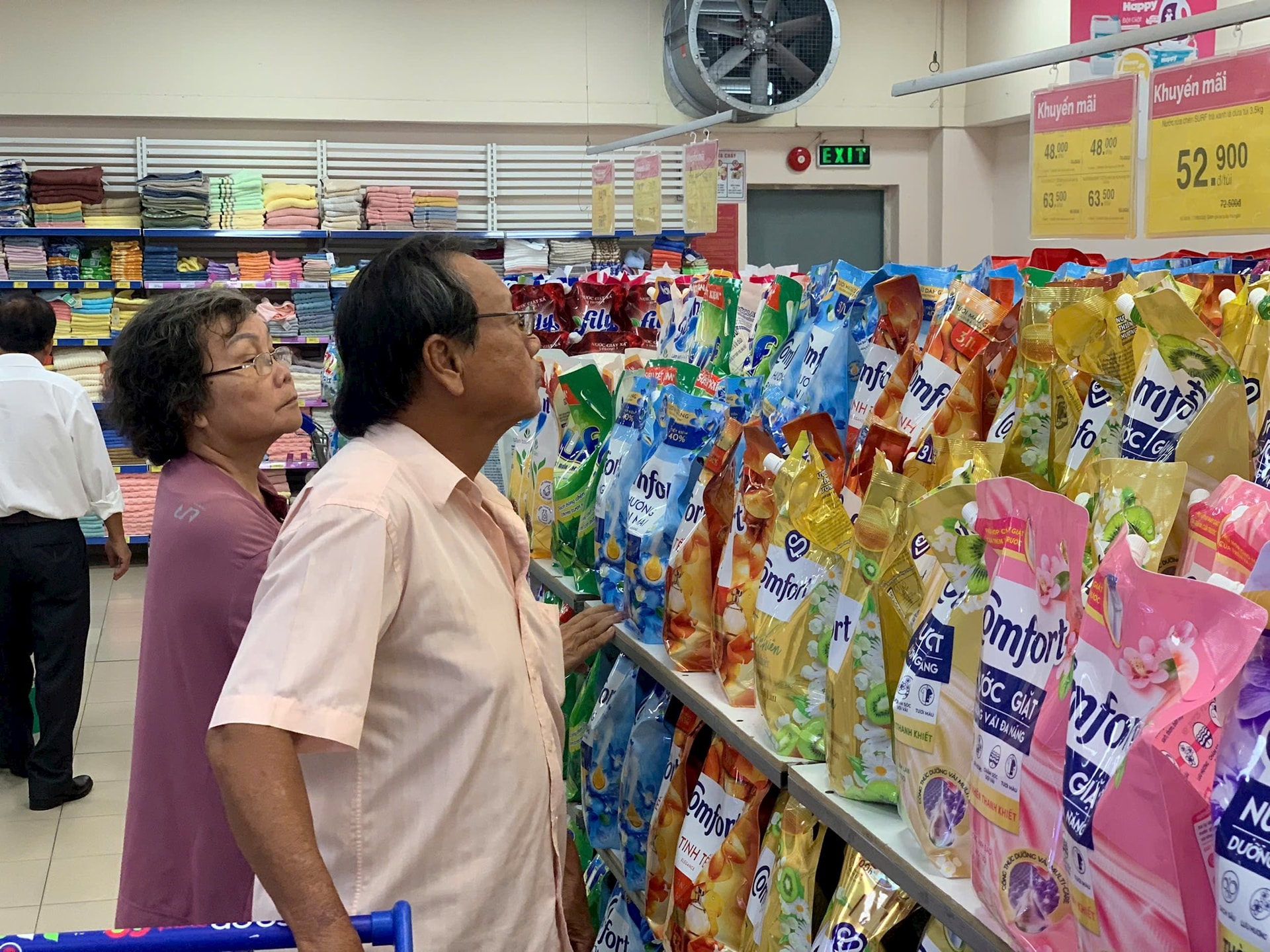 Nhiều gia đình tranh thủ mua nước giặt, nước xả dung tích lớn trong dịp này để tiết kiệm chi phí sinh hoạt