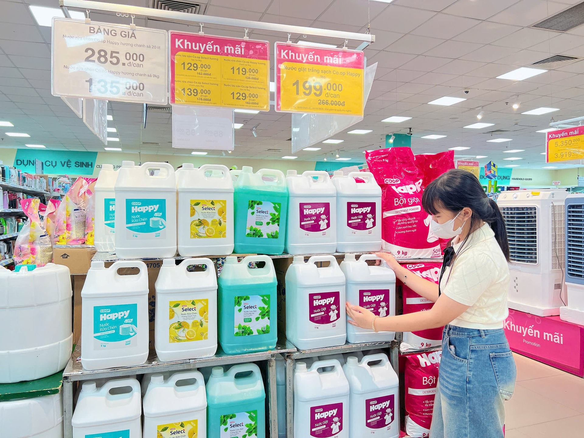 Nước giặt, nước xả Co.op dung tích lớn, sản phẩm tiêu biểu trong chương trình bình ổn của Saigon Co.op