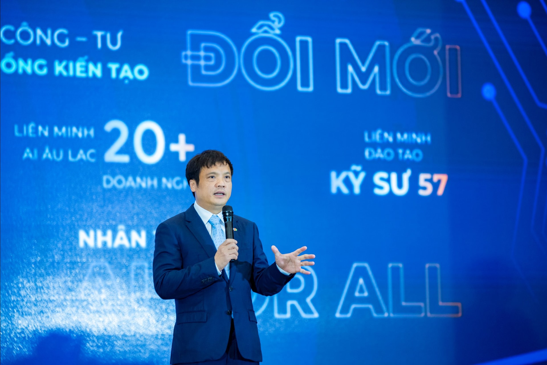 CEO FPT Nguyen Van Khoa phat bieu tai su kien2