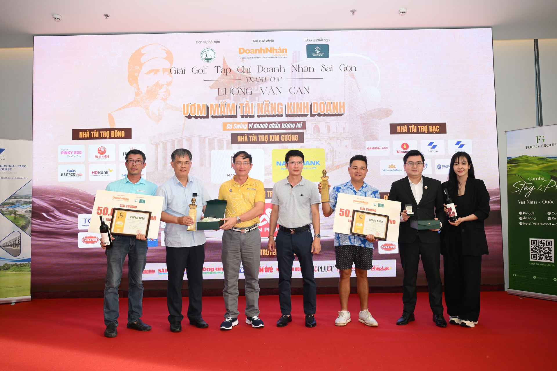 Golfer Philip Đức Ngô (thứ ba từ phải qua)